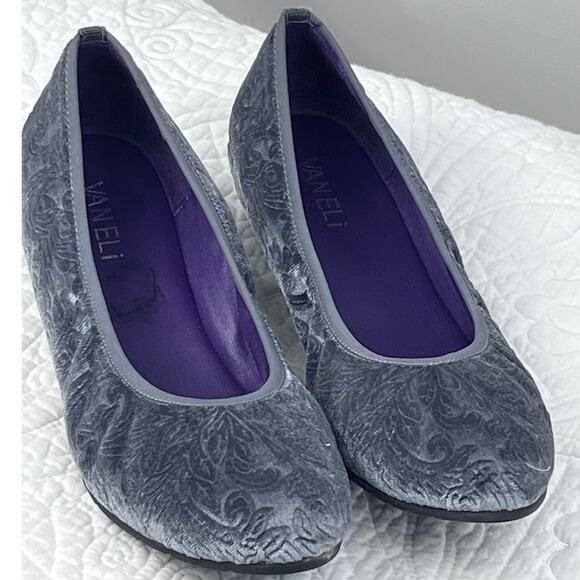 Vaneli Women's Size 7M Women's Gray Floral Textured Slip On Flat Casual Shoes - Picture 1 of 11